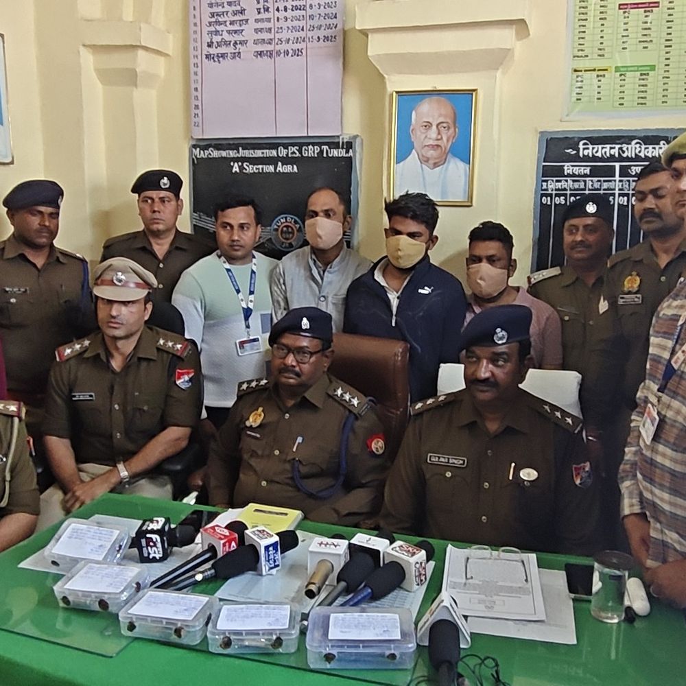 ट्रेनों में चोरी करने वाले तीन बदमाश गिरफ्तार:लाखों के गहने-नकदी बरामद; RPF, GRP, CIB ने प्लेटफार्म 4 से पकड़ा