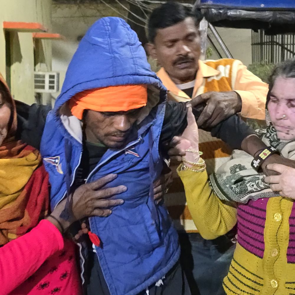 अमरोहा में कांवड़ियों पर पथराव, पुलिसकर्मी समेत 5 घायल:मुस्लिम युवकों पर पुलिस के सामने हमला करने का आरोप