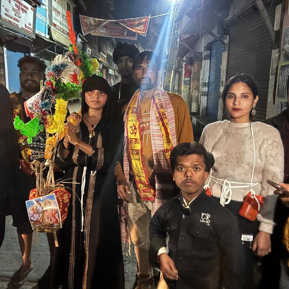 बुर्के में 100 किमी की कांवड़ पदयात्रा,VIDEO:लिव-इन पार्टनर संग मुस्लिम महिला निकली यात्रा पर, लोग वीडियो बनाते रहे