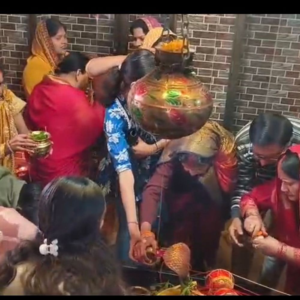 महराजगंज सिंचाई कॉलोनी में महाशिवरात्रि पर उमड़ी भीड़:श्रद्धालुओं ने भोलेनाथ का जलाभिषेक कर आशीर्वाद लिया