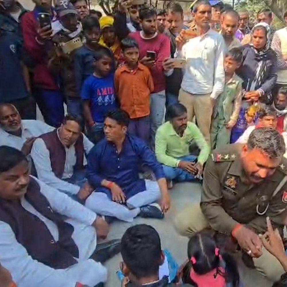 पुलिस कार्यशैली से नाराज विधायक थाने में धरने पर बैठे:कार्यकर्ताओं संग जमीन पर बैठे,थानाध्यक्ष समेत कई पर कार्रवाई की मांग