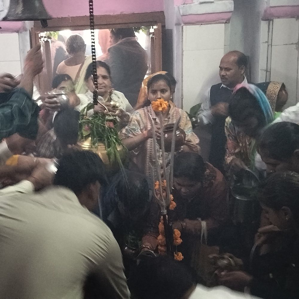 अयोध्या में महाशिवरात्रि पर मौलेश्वर नाथ मंदिर में उमड़े श्रद्धालु:भक्त दूध, बेलपत्र, भांग और धतूरा अर्पित कर किया भगवान का जलाभिषेक