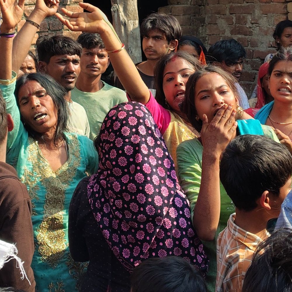 शादी में टेंट लगा रहा था चचेरा-भाई...करंट लगने से मौत:गाजीपुर में हाईटेंशन बिजली के तार की चपेट में आने से हादसा, परिवार में मातम छाया