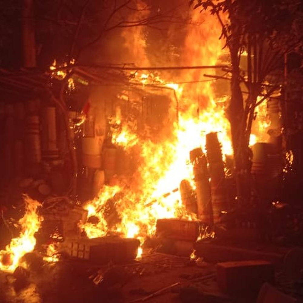 हजरतगंज में दुकान में लगी आग:सारा सामान जलकर राख, एक घंटे में दो दमकल गाड़ी ने पाया काबू