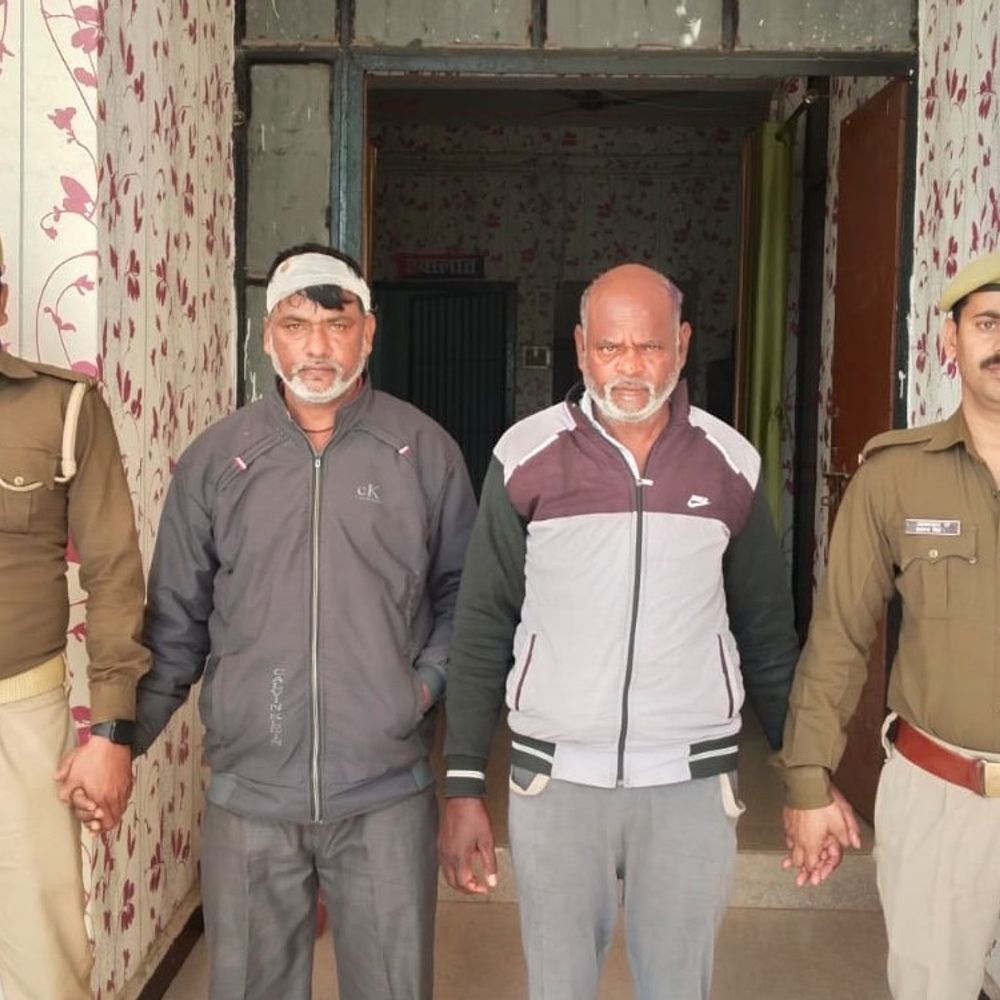 आजमगढ़ में जमीनी रंजिश में घर में घुसकर हमला:2 आरोपी गिरफ्तार, लाठी-डंडे बरामद; 2 फरार