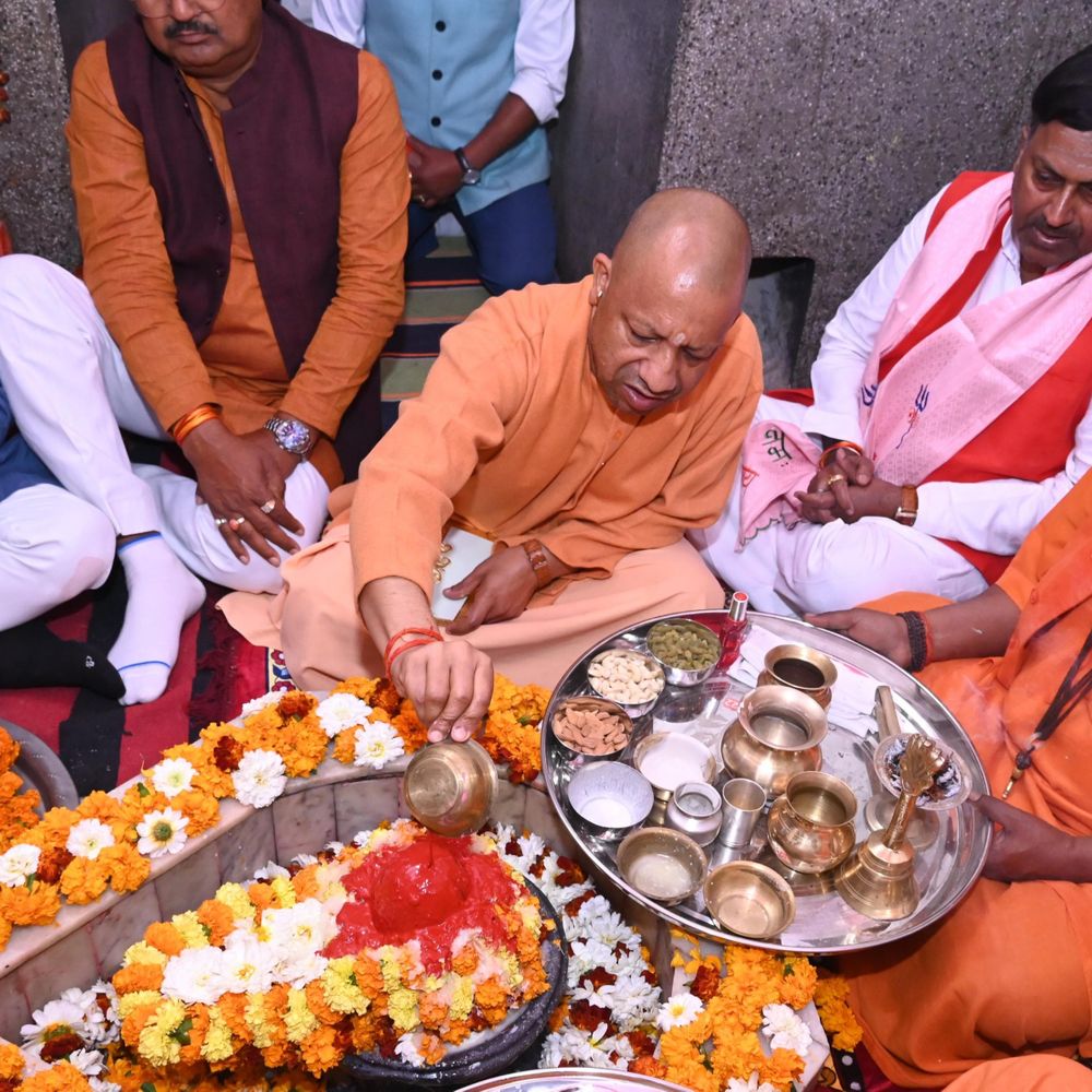 रुद्राभिषेक-जलाभिषेक कर सीएम ने की लोकमंगल की कामना:महाशिवरात्रि पर गोरखपुर के शिव मंदिरों में की पूजा-अर्चना