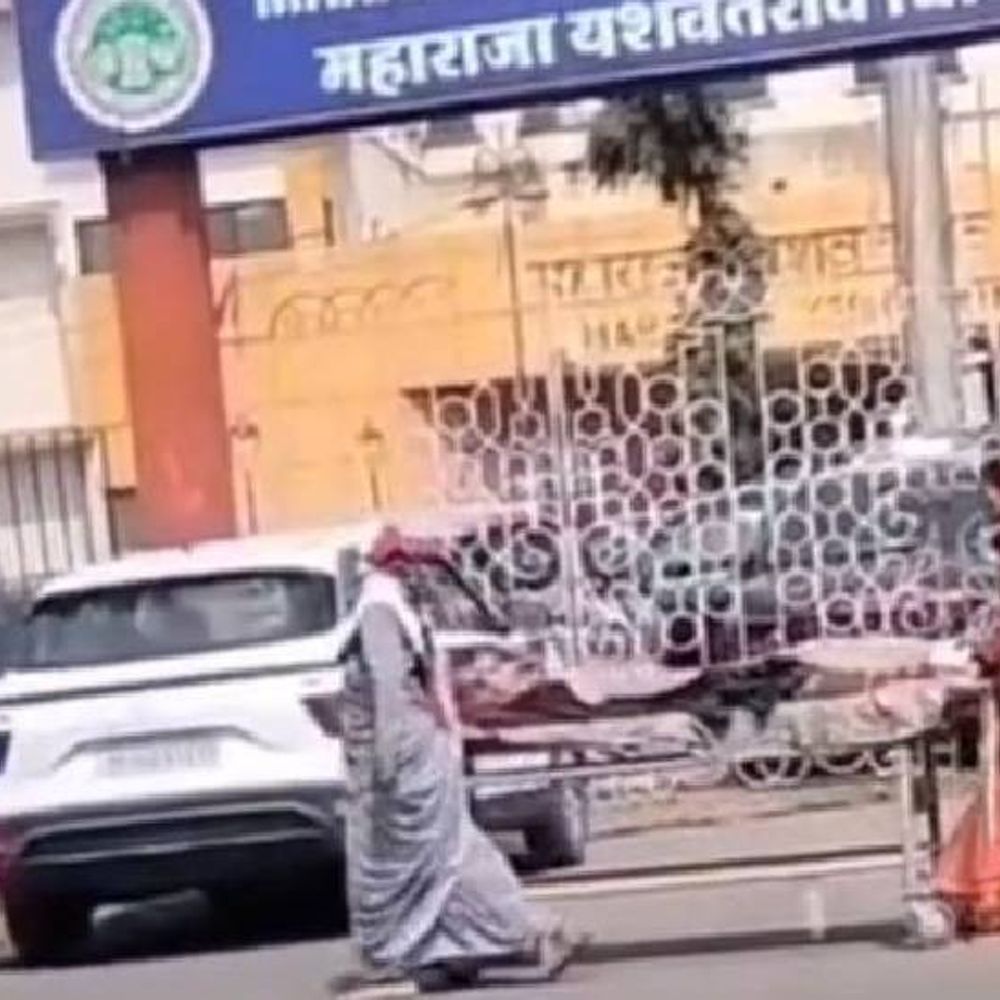 एमवाय अस्पताल के बाहर का वीडियो वायरल:  इंदौर में भरे ट्रैफिक में स्ट्रेचर पर दो महिलाएं मरीज को ले जाती दिखीं – Indore News