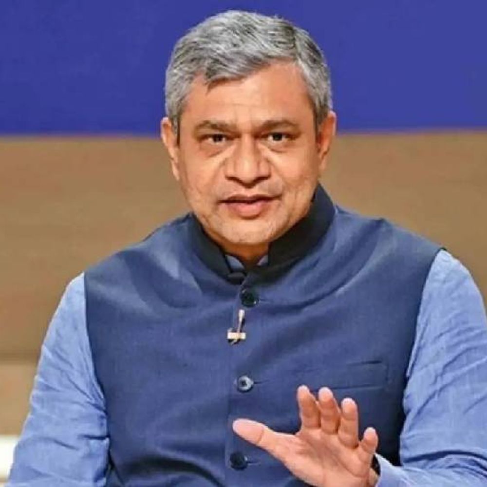 यात्री फर्स्ट: रेलवे की नई व्यवस्था:चलती ट्रेन में अब हर 1-2 घंटे में होगी कोच की सफाई, फर्स्ट फेज में 80 ट्रेनों में सुविधा