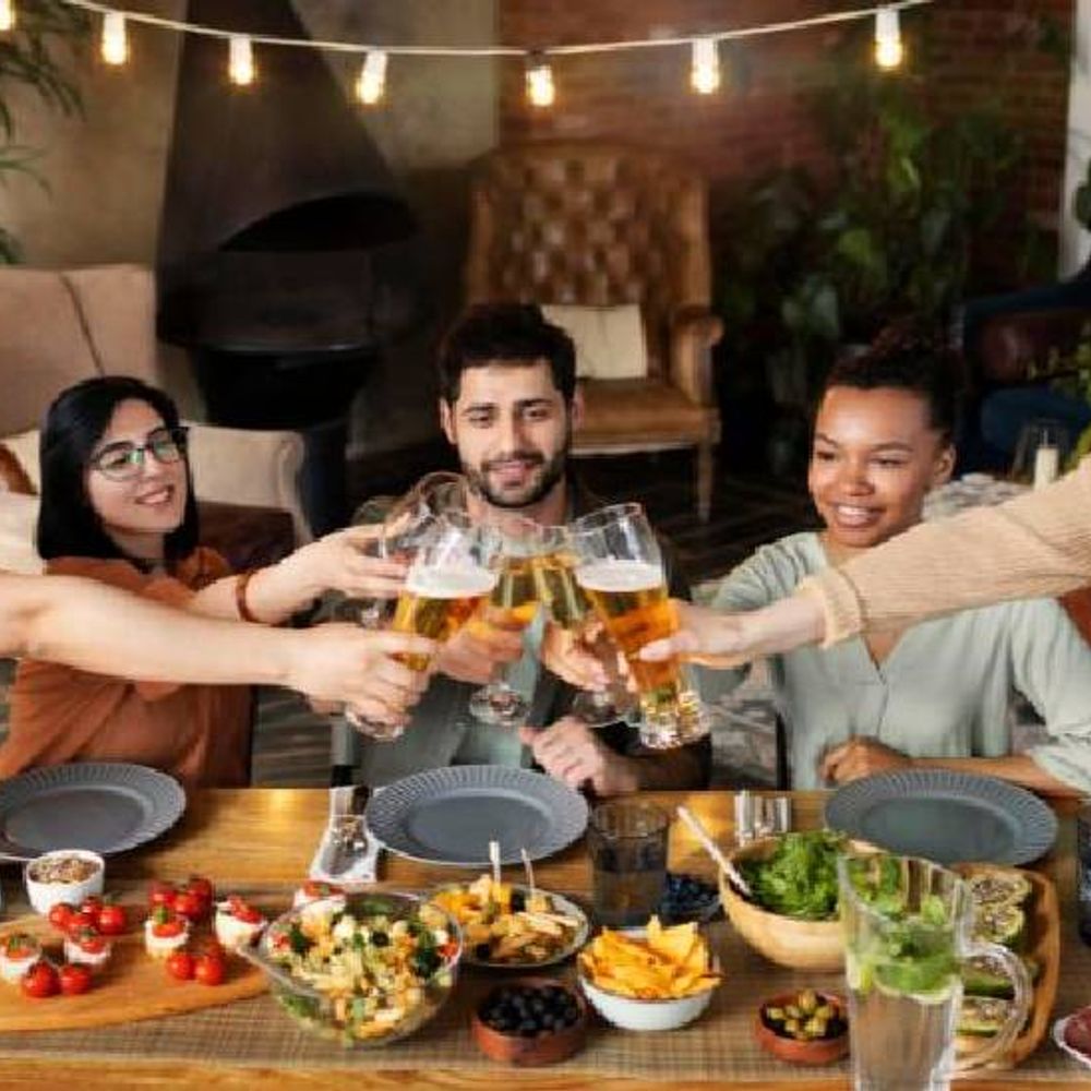 खाने का तरीका बदला:शाम 6:44 बजे डिनर,18% को सोफे पर खाना पसंद; 31 देशों के 31 हजार लोगों पर सर्वे