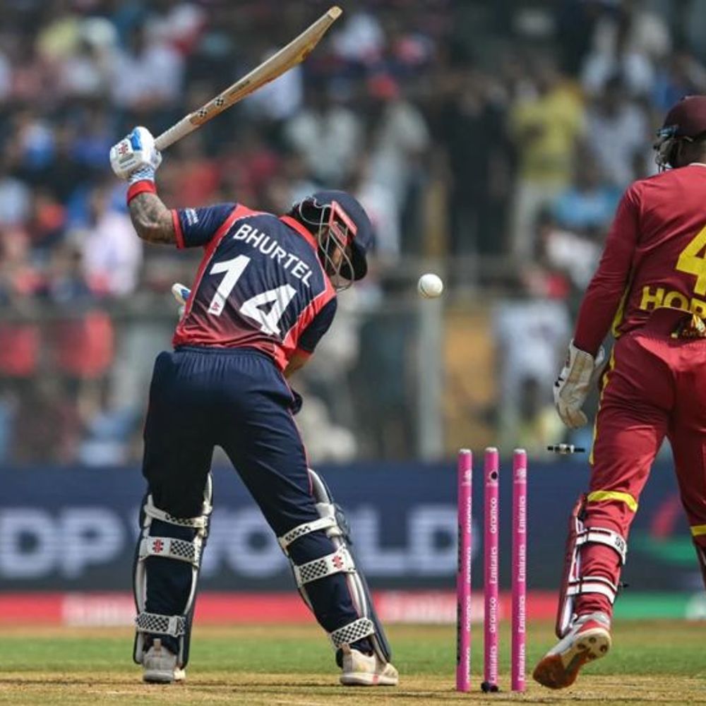 टी-20 वर्ल्डकप-नेपाल का छठा विकेट गिरा:रोस्टन चेज ने गुलशन झा को बोल्ड किया, वेस्टइंडीज ने टॉस जीतकर बॉलिंग चुनी