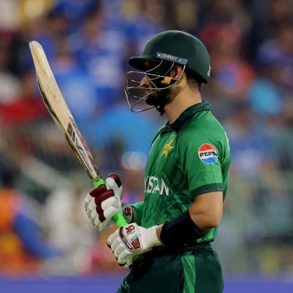 वर्ल्डकप- पाकिस्तान ने पावरप्ले में 4 विकेट गंवाए:अक्षर ने बाबर को बोल्ड किया, टॉप-4 बैटर्स में कोई दहाई अंक पार नहीं कर सका