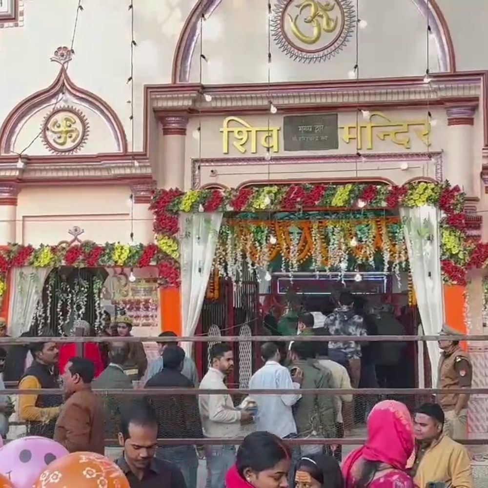 आजमगढ़ के बाबा भंवरनाथ मंदिर में भक्तों का मेला:भोलेनाथ के मंदिरों में अपनी भक्तों ने महादेव का किया पूजन अर्चन, मांगी मुराद