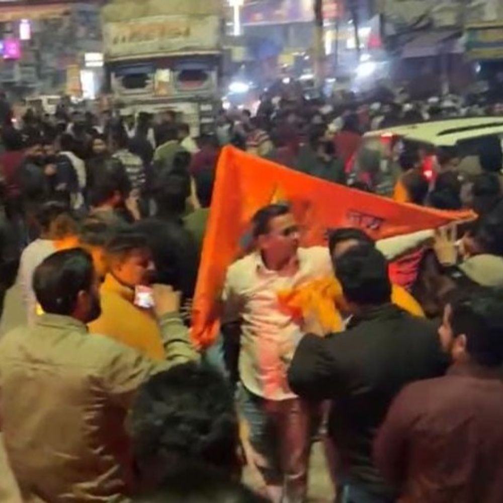 टी20 में इंडिया की जीत पर झूमे मेरठवासी:बेगमपुल पर ट्रक पर चढ़कर लहराया तिरंगा, जमकर की आतिशबाजी