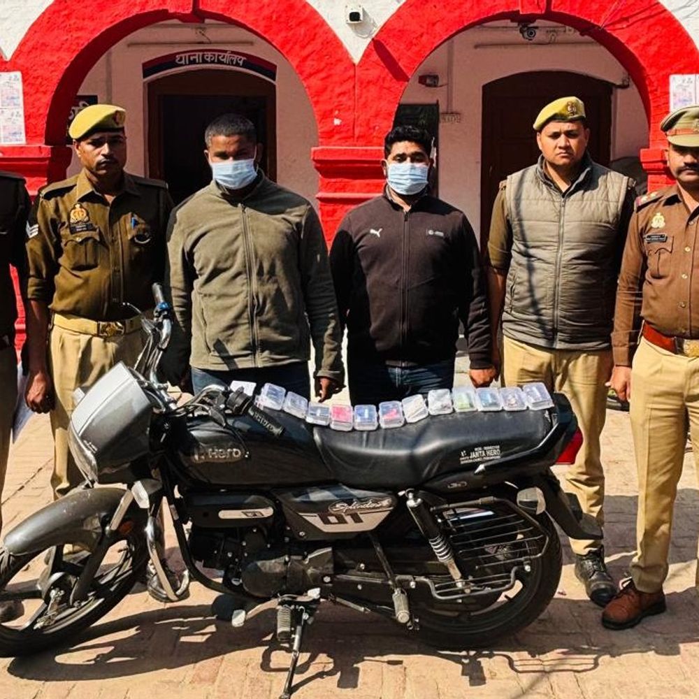 ATM बदलकर ठगी करने वाले 2 गिरफ्तार:बीटेक पास युवक स्कूल के दोस्त के साथ कर रहा था टप्पेबाजी, 181 एटीएम कार्ड बरामद