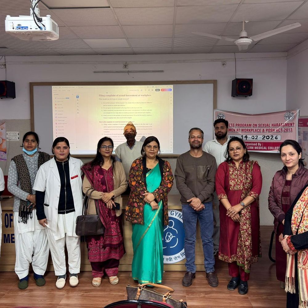 मेरठ मेडिकल में महिलाओं को POSH एक्ट की दी जानकारी:शिकायत की प्रक्रिया और नारी शक्ति के अधिकारों पर की गई चर्चा