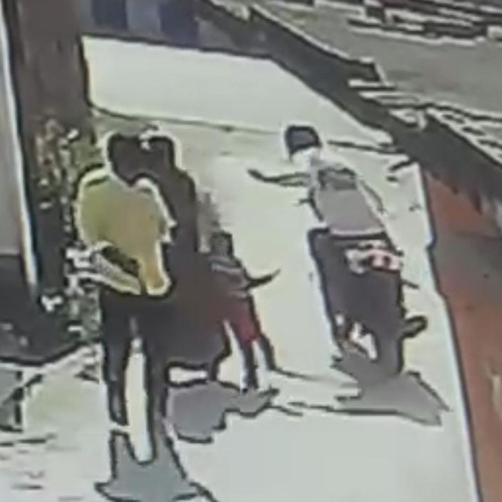 प्रयागराज में युवती से छिनैती का वीडियो:बाइक सवार बदमाश सरेआम झपट्‌टा मारकर युवती का बैग छीनता है