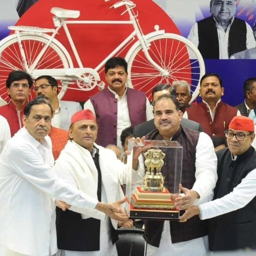 मेरठ के बसपा नेताओं ने थामा सपा का दामन:लखनऊ में नसीमुद्दीन सिद्दकी के साथ ज्वाइन की समाजवादी पार्टी