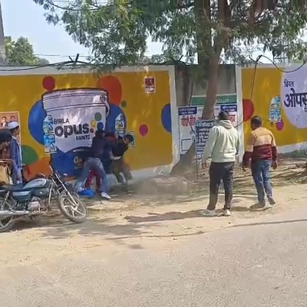 कन्नौज में फ्लाईओवर के पास बाइक सवारों में मारपीट, VIDEO:रॉन्ग साइड से आने पर हुआ विवाद, 10 मिनट तक होता रहा हंगामा