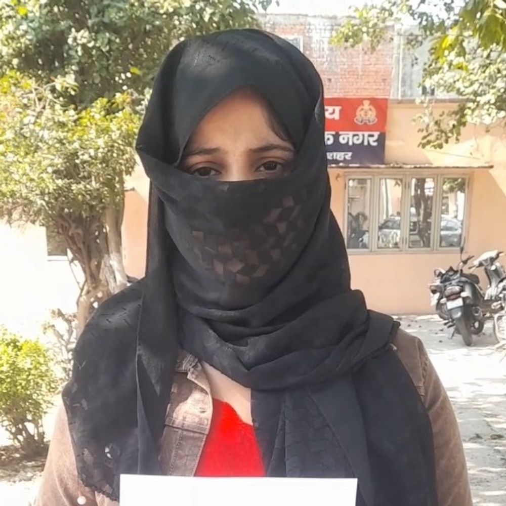 युवती ने SSP से लगाई न्याय की गुहार:बुलंदशहर में युवक पर शादी का झांसा देकर शारीरिक संबंध बनाने का आरोप