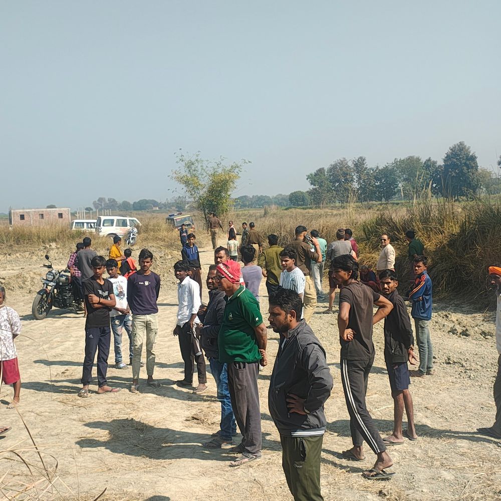 जौनपुर में सरसों के खेत में मिला युवक का शव:ईंट से चेहरा कुचलकर बेरहमी से हत्या, पास पड़ी थी बाइक और शराब की बोतलें