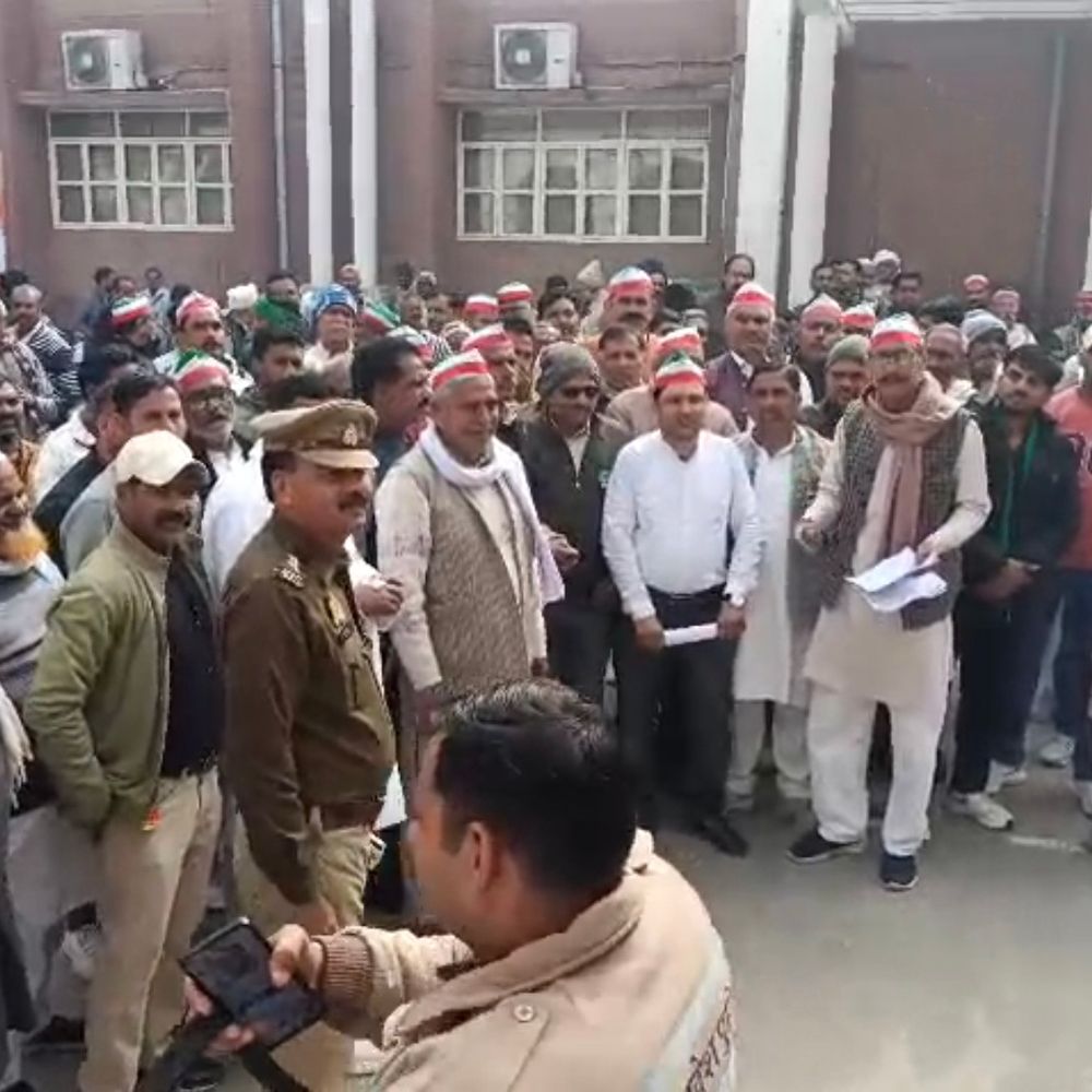 बिजनौर में किसानों का प्रदर्शन, पीएम को ज्ञापन भेजा:भारत-अमेरिका व्यापार समझौते में कृषि-पशुपालन शामिल न करने की मांग