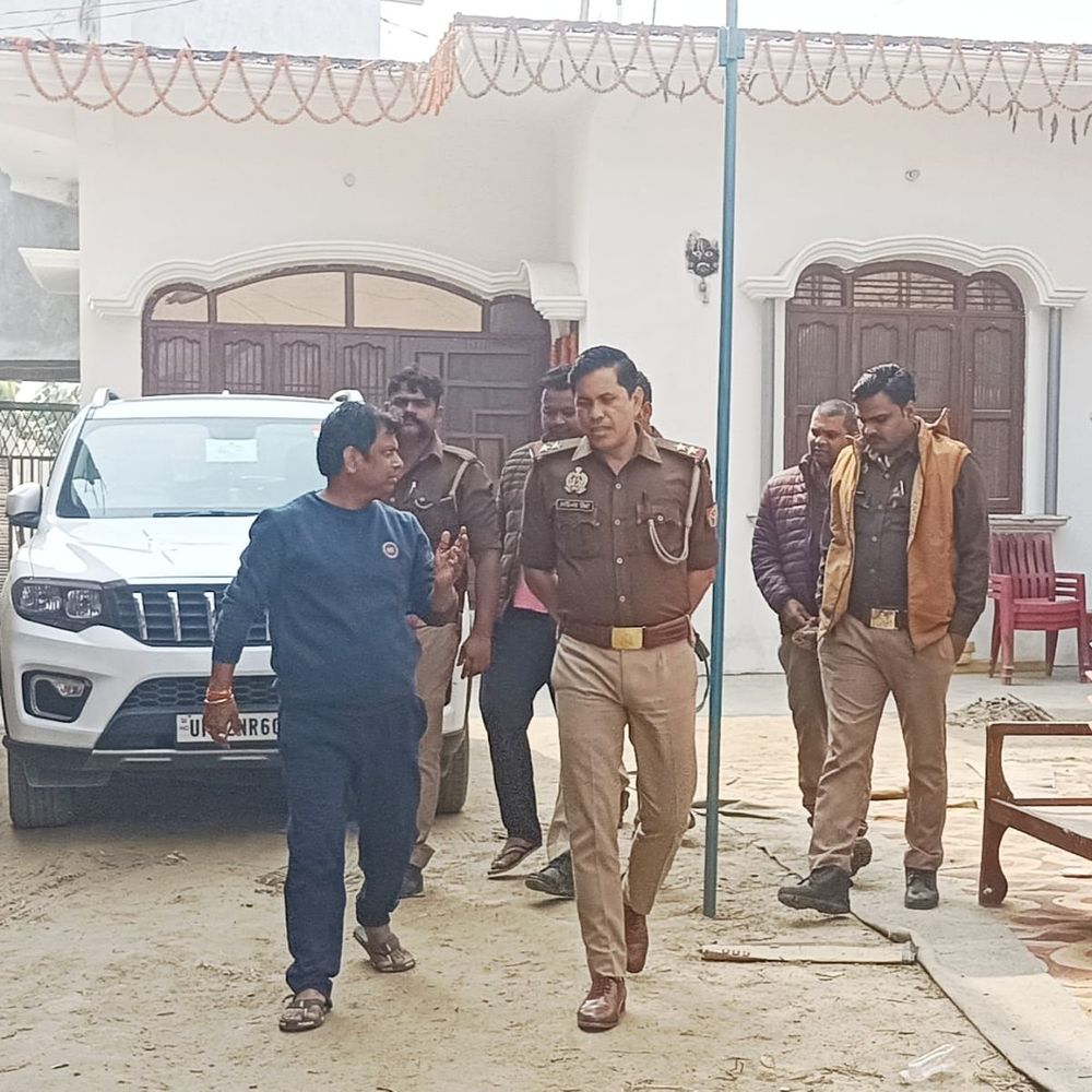 कुशीनगर में कांग्रेस जिलाध्यक्ष हाउस अरेस्ट:साथियों के साथ् विधानसभा घेराव के लिए निकलने से पहले पुलिस ने घर पर रोका