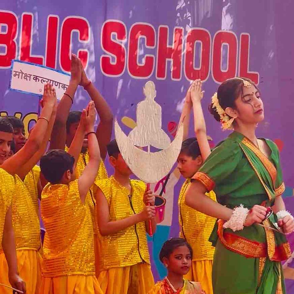 शांतिनाथ जैन स्कूल में मना वर्षिकोत्सव:रंग- बिरंगे ड्रेस पहनकर मंच पर थिरके बच्चे, सांस्कृतिक गानों पर किया परफॉर्म