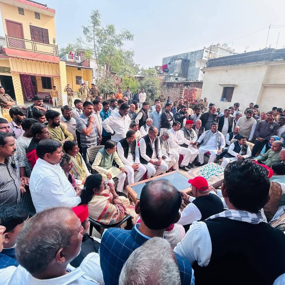 सपा प्रतिनिधिमंडल ने दरोगा के परिवार से की मुलाकात:देवरिया में कानून-व्यवस्था पर उठाए सवाल, त्वरित कार्रवाई की मांग