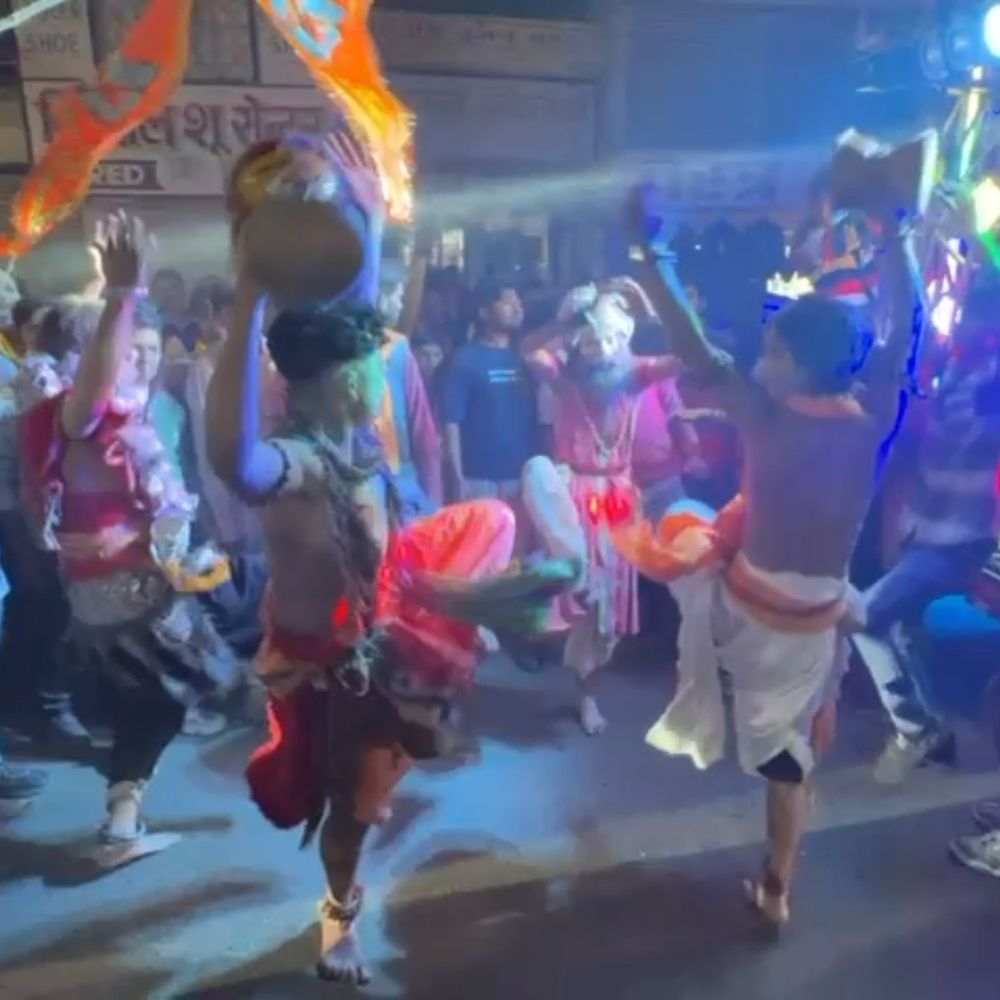 हरदोई में महाशिवरात्रि पर निकली शिव बारात:भस्म लपेटे साधुओं और डमरू की थाप पर झूमे श्रद्धालु