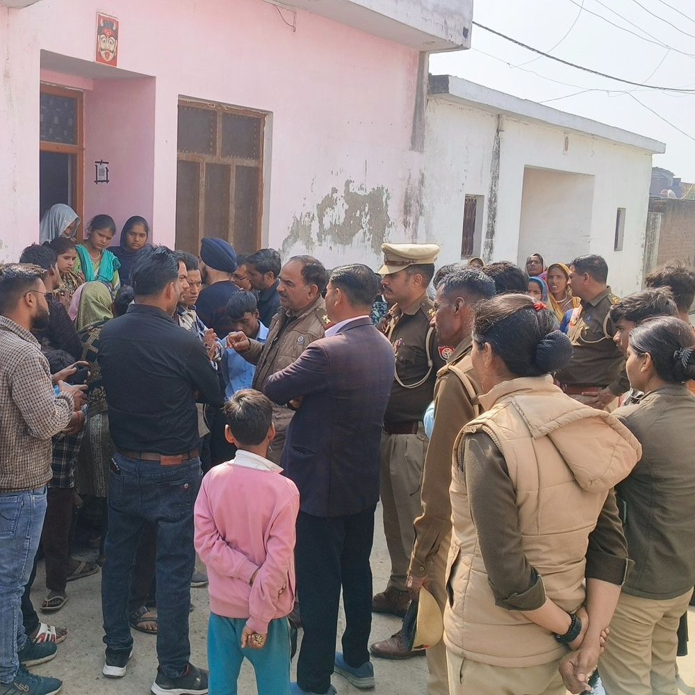 बरेली के मोहम्मदगंज में सामूहिक नमाज पर विवाद:हिंदुओं ने घरों पर लिखा 'मकान बिकाऊ है', पूरा गांव पलायन को मजबूर