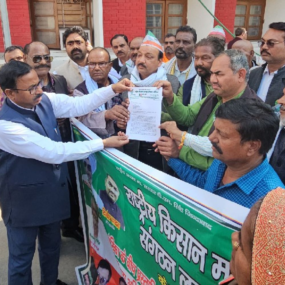 इंडो-अमेरिका ट्रेड डील के विरोध में किसानों का प्रदर्शन:लखनऊ डीएम कार्यालय में ज्ञापन देकर कृषि-दुग्ध क्षेत्र को समझौते से बाहर रखने की मांग