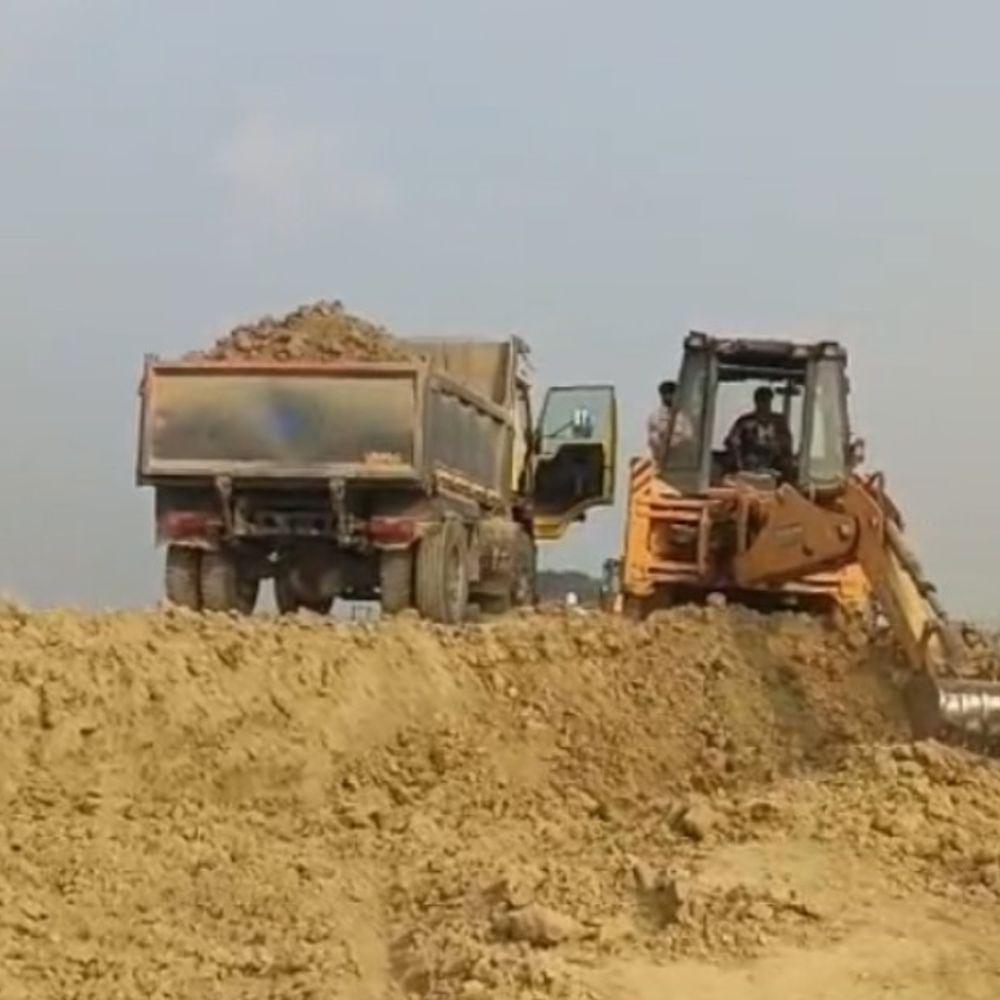 एसडीएम पर लगे गंभीर आरोप, जेसीबी-डंपर सील करने का विवाद:वाहन मालिक ने पैसों की मांग का दावा किया, एसडीएम ने आरोपों को नकारा