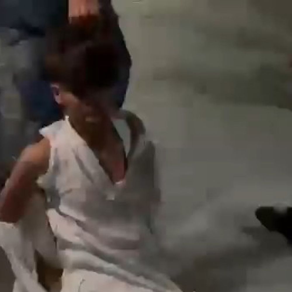 नोएडा में युवक को बेरहमी से पीटा, बाल पकड़कर घसीटा:शादी में मारपीट का वीडियो वायरल, पुलिस ने दो को किया गिरफ्तार