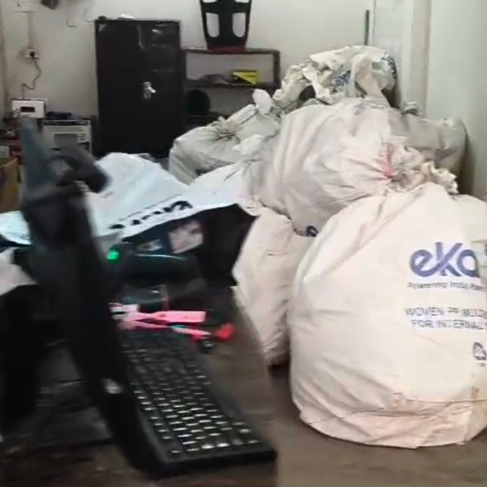 बछरावां में फ्लिपकार्ट गोदाम से लाखों की चोरी:चोरों ने ₹1.82 लाख नकद, डीवीआर और कोरियर पैकेट चुराए, पुलिस जांच में जुटी