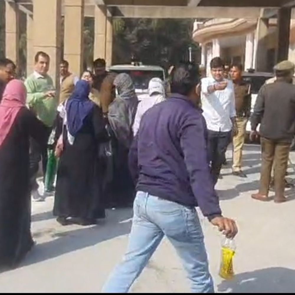 बागपत कलेक्ट्रेट में परिवार ने आत्मदाह का प्रयास किया:एसडीएम ने महिला के हाथ से ज्वलनशील पदार्थ की बोतल छीनी