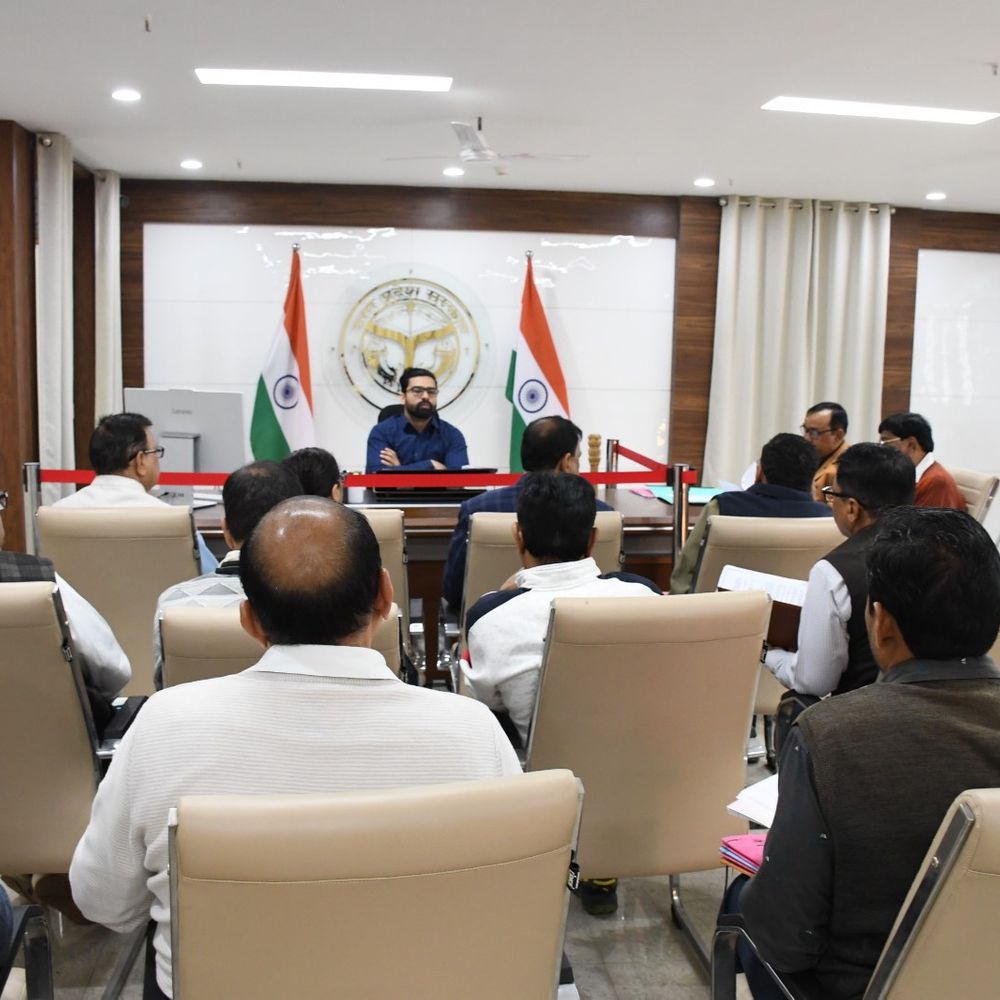 मथुरा नगर आयुक्त ने बैठक की, होली की तैयारी:श्रद्धालुओं को बेहतर सुविधाएं देने के लिए दिए गए निर्देश