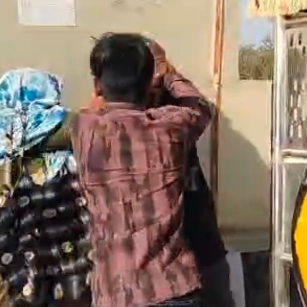 टीकमगढ़ से भागे प्रेमी-प्रेमिका ललितपुर में पकड़े गए:परिजनों ने प्रेमी को पीटा, मां ने बेटी को चप्पल से मारा