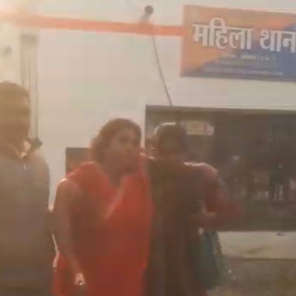 बलिया में दो महिला बीएलओ में मारपीट, VIDEO:एक-दूसरे के बाल खींचे, मीटिंग के दौरान दोनों में हुआ विवाद