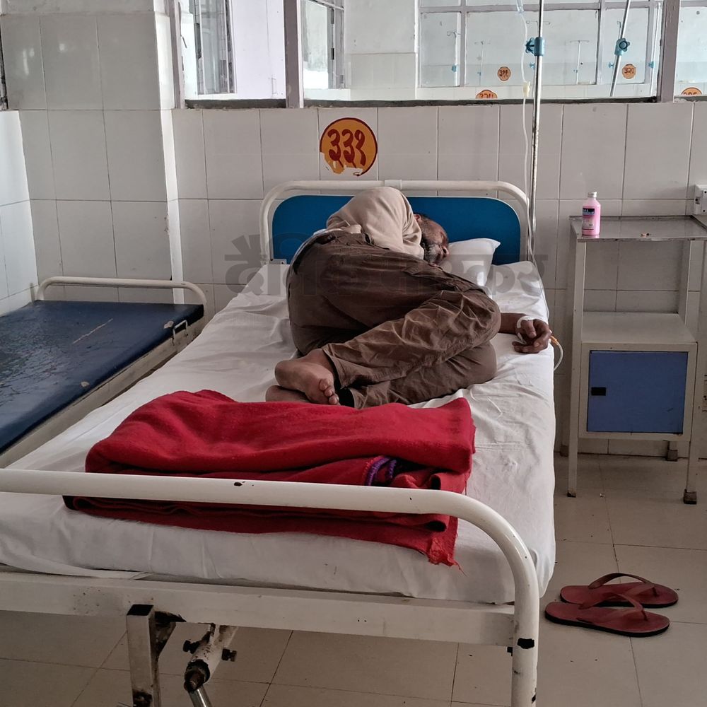 गोमती एक्सप्रेस में यात्री को नशीला बिस्कुट खिलाकर लूटा:बेसुध हालत में इटावा जिला अस्पताल में भर्ती, नकदी और सामान गायब