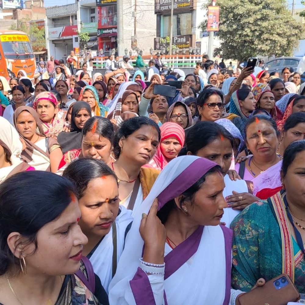 सुल्तानपुर में आशा बहुओं का प्रदर्शन:सप्ताह में दूसरी बार दर्ज कराया विरोध; SIR ड्यूटी हटाने की मांग
