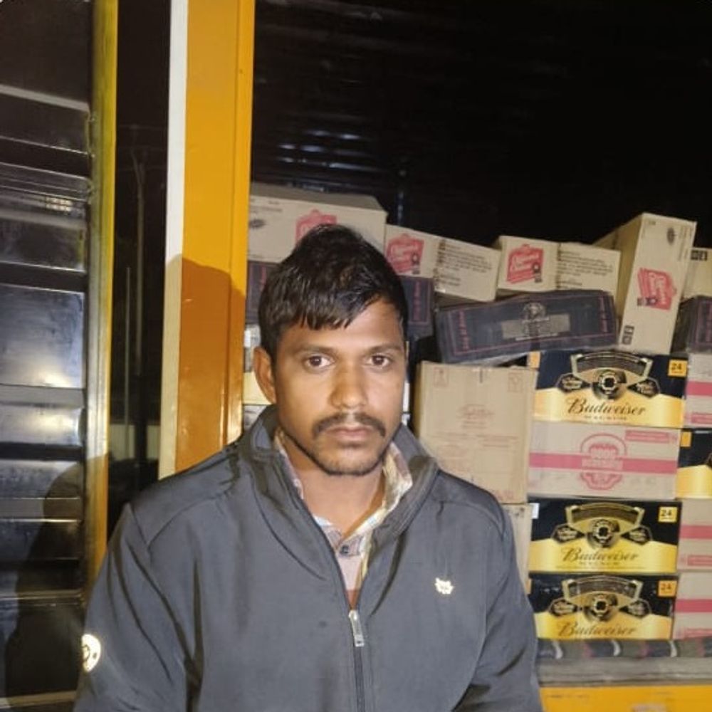 डाक पार्सल लिखी गाड़ी से 10 लाख की शराब पकड़ाई, एक गिरफ्तार