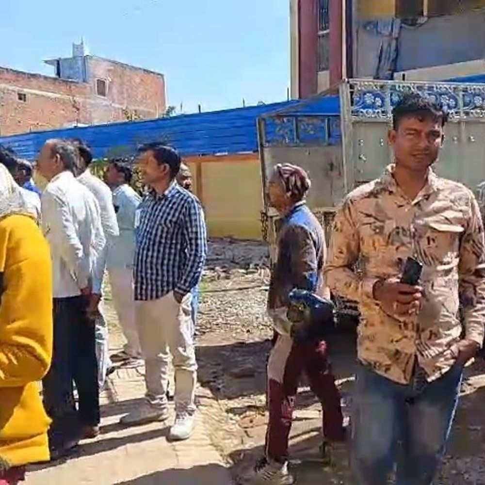 विवाहिता ने साड़ी से फंदा लगाकर की आत्महत्या:उन्नाव में घटना, पुलिस ने शव कब्जे में लिया, जांच जारी