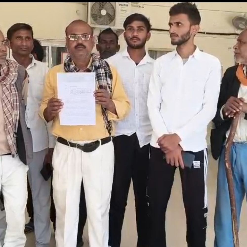 सहायक अभियंता पर करोड़ों के भ्रष्टाचार का आरोप:बुंदेलखंड न्याय मोर्चा ने जिलाधिकारी को ज्ञापन सौंपकर निलंबन मांगा