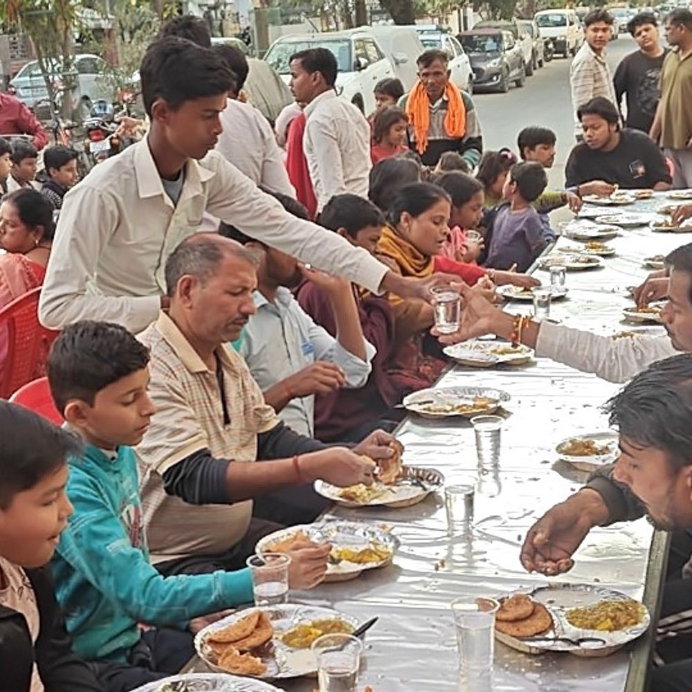 लखनऊ के शिव भोला मंदिर में अखंड पाठ:हजारों श्रद्धालुओं ने प्रसाद ग्रहण किया, भंडारे का आयोजन