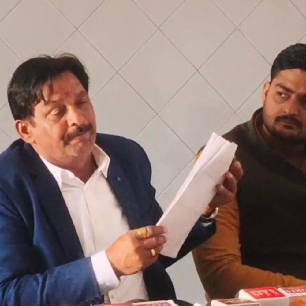 सपा सदस्य ने भू-माफिया, राजस्व कर्मियों पर लगाए आरोप:कागजातों में हेराफेरी कर करोड़ों की ग्राम सभा भूमि हड़पने का मामला