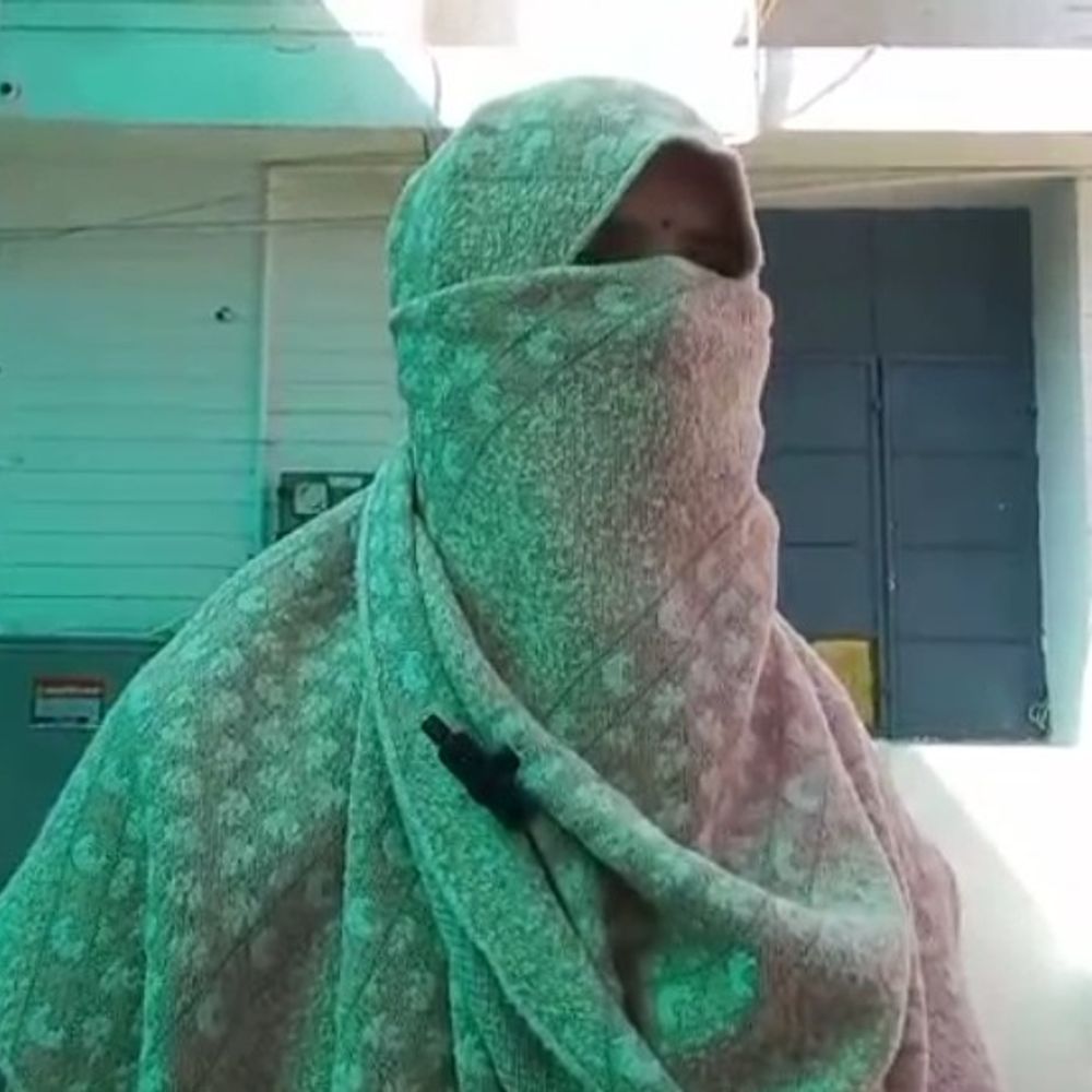 महिला टीचर ने सिपाही पर लगाया छेड़छाड़ का आरोप:कहा- हाथ पकड़कर कमरे में खींचा, जान से मारने की धमकी दी; पति CRPF में तैनात