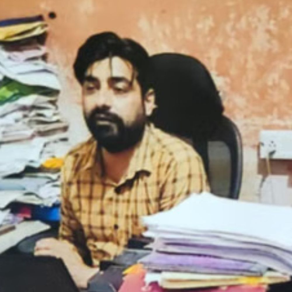 पीलीभीत DIOS कार्यालय में 1.01 करोड़ का गबन:कर्मचारी व पत्नी पर मुकदमा दर्ज, पुलिस 3 शहरों में दे रही दबिश