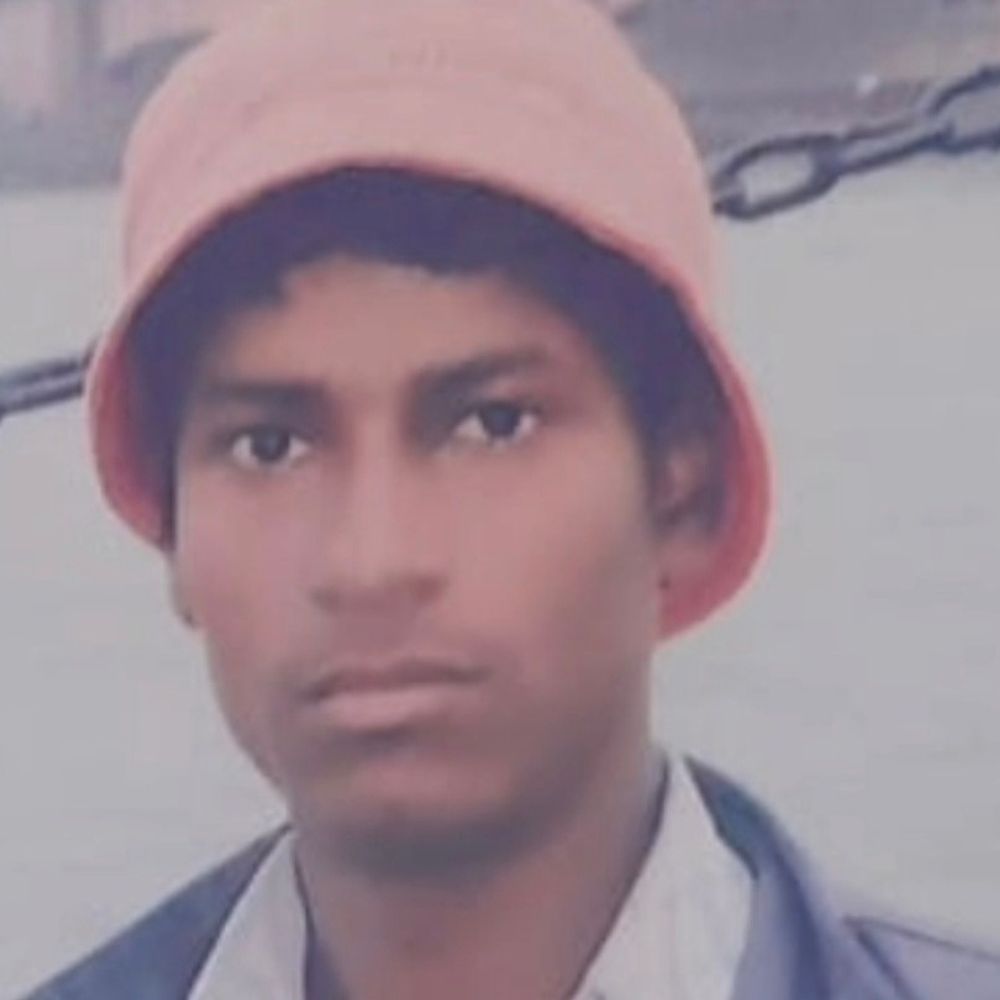 संभल में युवक का फंदे से लटका मिला शव:घर से 300 मीटर दूर पेड़ से लगाई फांसी, जांच में जुटी पुलिस