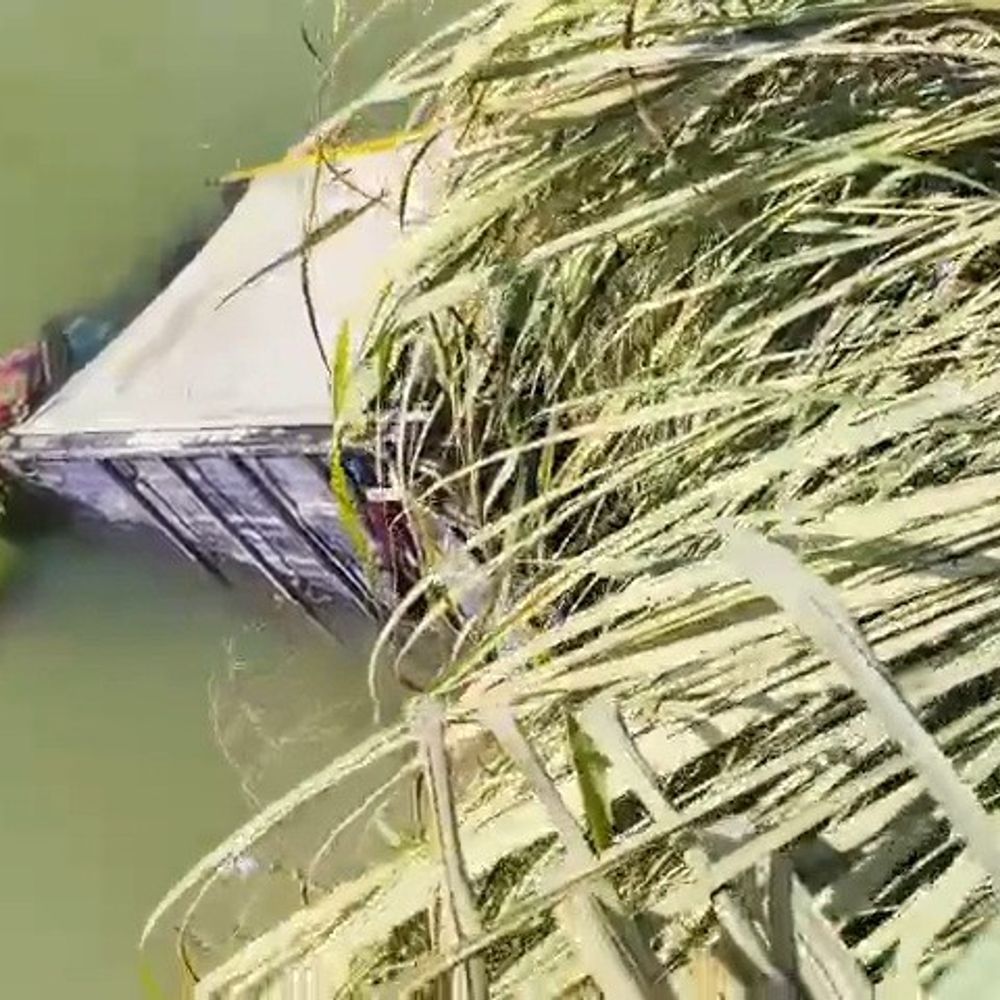 चोरी का ई-रिक्शा नहर में मिला, बैटरी गायब:इटावा में पिलखर नहर से तीन घंटे में निकाला गया, हाइड्रा मशीन से खींचा