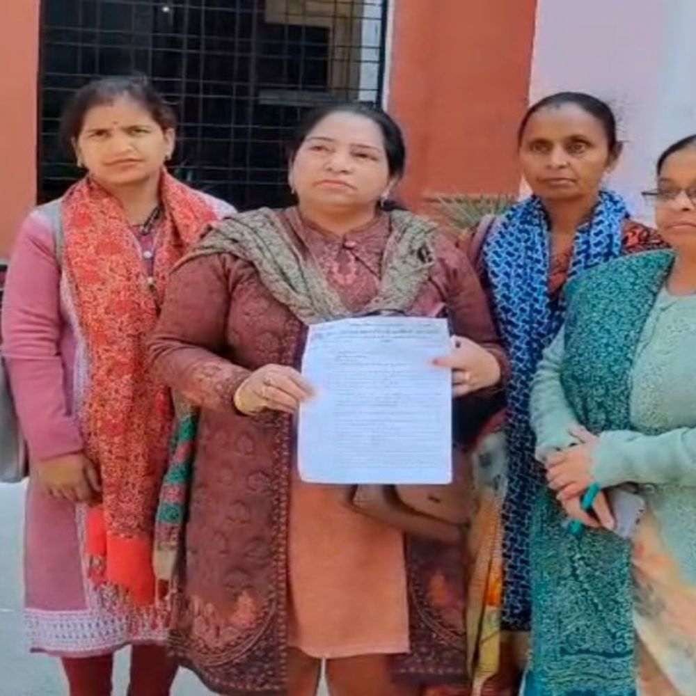 शाहजहांपुर CMO पर आशाओं को धमकाने का आरोप लगाया:लंबित भुगतान न देने पर अधिकारियों को ठहराया जिम्मेदार, सुरक्षा की मांग